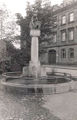 Ansichtskarte vom Hopfenpflückerinbrunnen, ohne Datumsangabe (ungelaufen)