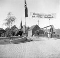 Die ehem. stählerne  (1904-1945) mit Hakenkreuzfahne und Plakat zur , im Hintergrund Haus , 1936