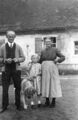 Landwirt <a class="mw-selflink selflink">Thomas Kleinlein</a> mit Ehefrau Anna und Tochter Frieda in seinen Anwesen <!--LINK'" 0:42-->