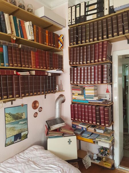 Datei:Schaack - sein Zimmer mit Fotoalben.jpg