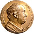Fritz Freitag, hohl gegossene Bronzemedaille o. J. (um 1942)
Auf den 40. Geburtstag des Architekten Fritz Freitag aus Fürth; 103,5 mm; Medailleure. Mannert, Konrad