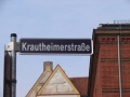Straßenschild Krautheimerstraße, Im Hintergrund Giebel der 