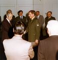 OB Scherzer verabschiedet den Polizeidienststellenleiter Ludwig Markert in den Ruhestand, im Hintergrund Ordnungsreferent Alfred Fischer, April 1980
