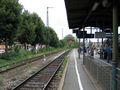 Bahnsteig der <a class="mw-selflink selflink">Rangaubahn</a> im Jahr 2007, im Hintergrund der bis 1939 dafür zuständige LAG Bahnhof (Backsteingebäude) und dahinter das <!--LINK'" 0:28-->. Links die <!--LINK'" 0:29-->.