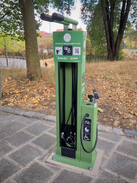 Datei:2022-08-14 Fahrrad-Reparaturstation (2).jpg