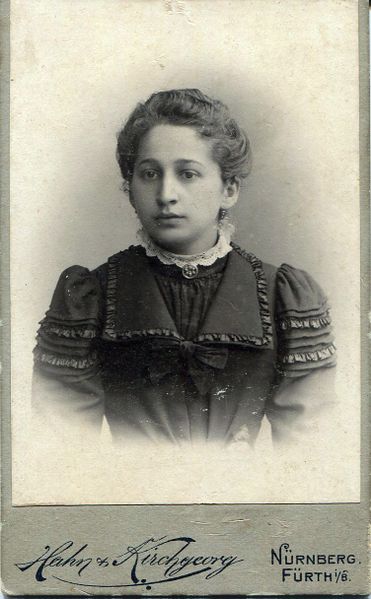 Datei:Junge Frau mit Schleife.jpg