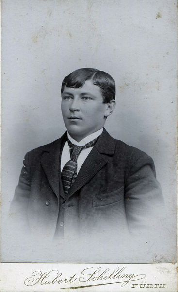 Datei:Mann mit Scheitel Schilling.jpg