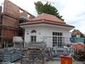 Das renovierte Metzgershäusle mitten in der Baustelle einer Wohnanlage, Zustand Oktober 2016