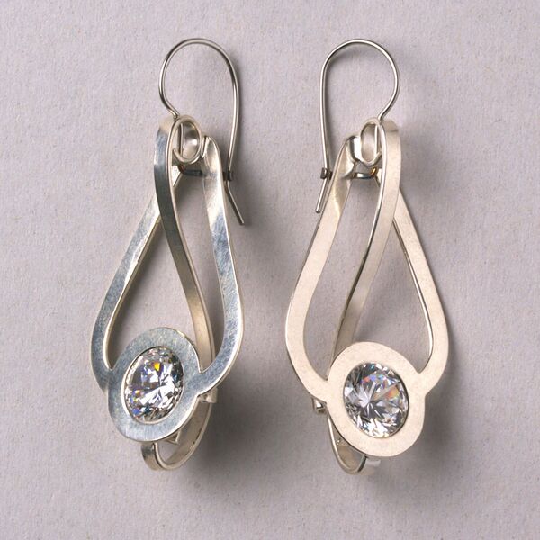 Datei:Silber Ohrgehänge mit Stein.jpg