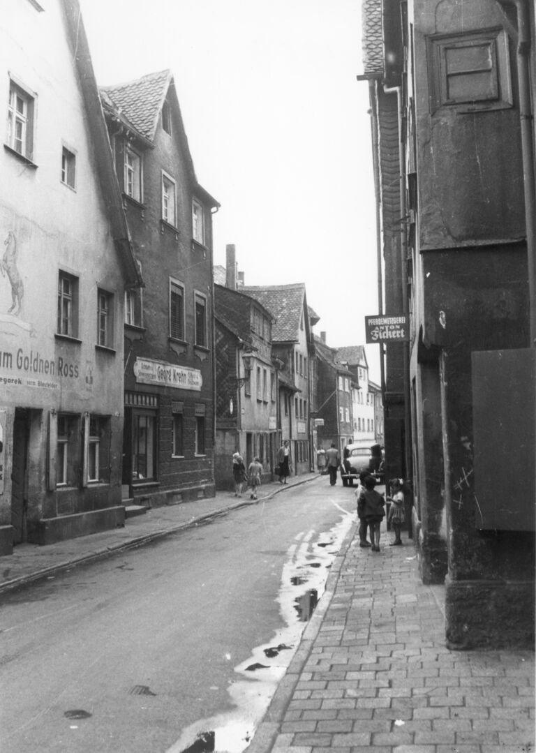 Ansicht v.l.n.r. Bergstraße 3, Schützenhof 1, Bergstraße 5, 7. etc., rechts Ausleger Pferdemetzgerei Fickert Bergstraße 4 (Nebengebäude).jpg