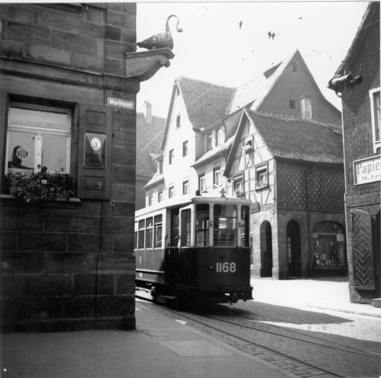 Königstraße 48 (Fachwerkbau), 50 (links daneben), Goldener Schwan (links vorne) .jpg