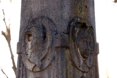 Evangelistenbrunnen Adler Engel.jpg