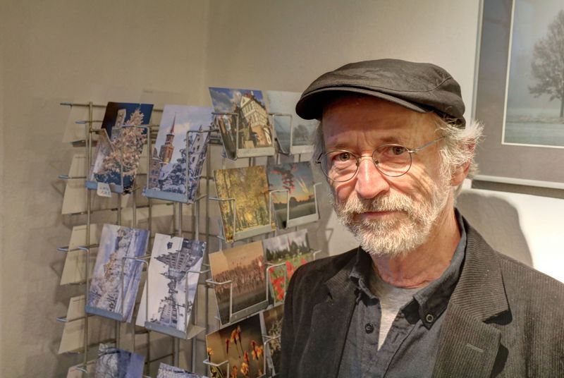 Datei:Gerd Axmann mit Postkarten.jpg