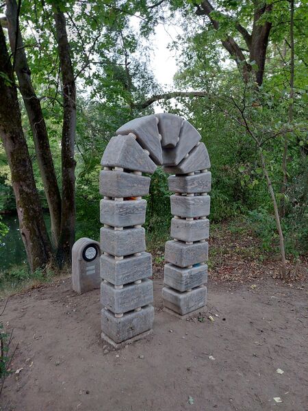 Datei:Denkmal re Gewalt 082022.jpg