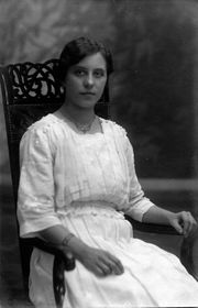 Frau sitzt Georg Krehn.jpg