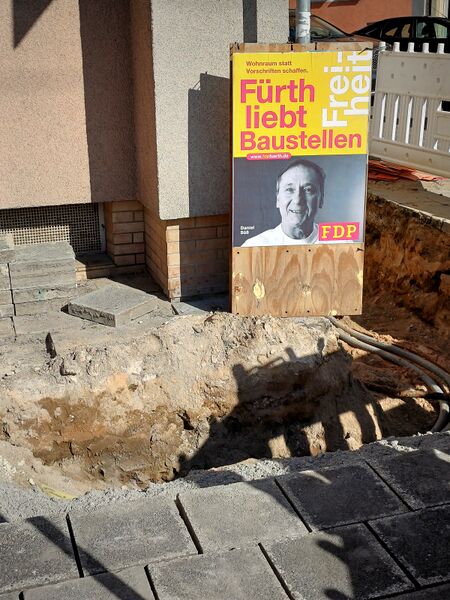 Datei:2026-03-02 Wahlplakat meets Baustelle.jpg