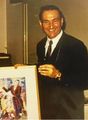Kurt Engel erhält vom Chor ein Gemälde zu seinem 50. Geburtstag 1975