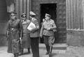 Der Generalgouverneur des besetzten Polen Hans Frank zu Besuch in Thorn, im Bild Adolf Schwammberger (mit Rücken zur Kamera), rechts OB Franz Jakob, links Gauleiter Albert Forster, ca. 1942