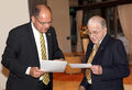 Bundesminister Christian Schmidt überreicht Robert Schopflocher das Goldene Kleeblatt in Argentinien, 2015