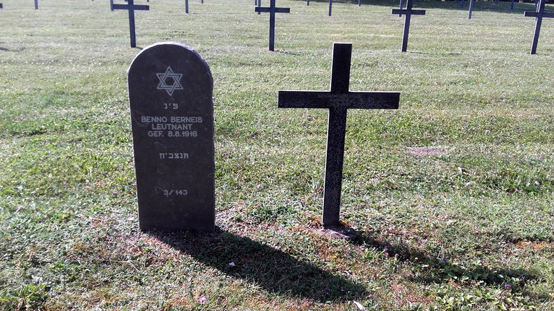 Datei:Berneis Grab fw1.jpg