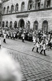 Deutsche Bank Kärwaumzug ca. 1960.jpg