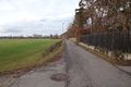Fuß- und Radweg unterhalb vom <a class="mw-selflink selflink">Friedhof Stadeln</a> Richtung Norden im Dezember 2020