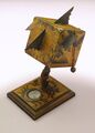 Würfelsonnenuhr von E. C. Stockert, frühes 19. Jh. <span class="smw-highlighter" data-type="8" data-state="inline" data-title="Hinweis" title="Lizenz: cc-by-nc-sa-4.0"><span class="smwtticon note"></span><span class="smwttcontent">Lizenz: cc-by-nc-sa-4.0</span></span>