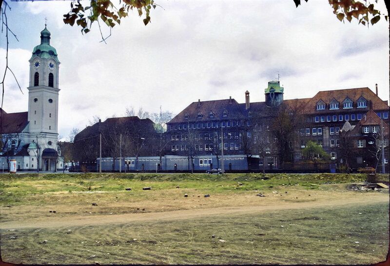 Datei:1979 Fürth Bauvereinsblock abgerissen Blick auf Heinrichskirche und Hardenberg-Gymnasium vom Stresemannplatz 2.jpg