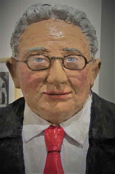 Datei:Henry Kissinger pappmaché.jpg