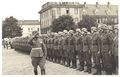 Soldaten der Wehrmacht bei einem Apell im Hof der neuen Infanteriekaserne. Im Bild die sog. "östliche Halbbataillonskaserne, dahinter die Kompaniekaserne (heute Kellermannstraße). Aufnahme um 1937