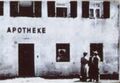 Gebäude  in  mit  der Familie Habryka, Aufnahme von <a class="mw-selflink selflink">1953</a>