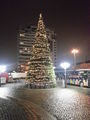 Weihnachtsbaum der Fa. Barthelmess, im Hintergrund das Bahnhofcenter