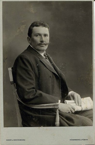 Datei:Mann mit Zeitung Hahn.jpg