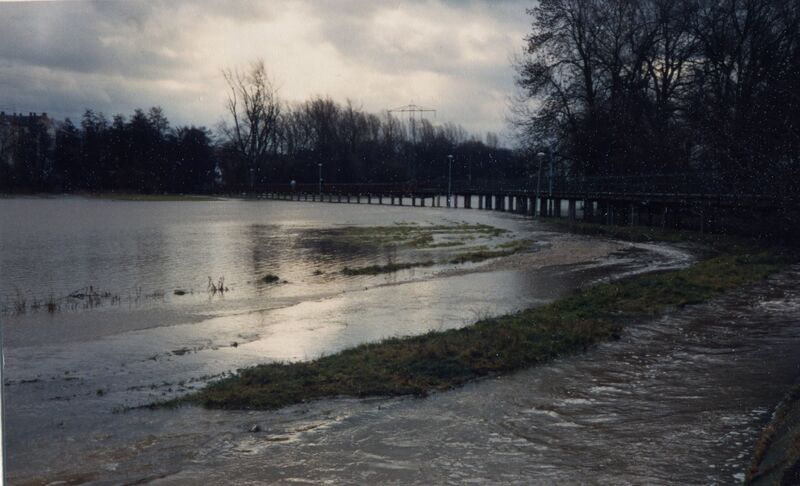 Datei:NL-FW 04 0457 KP Schaack Hochwasser Hardsteg 3.1.1987.jpg