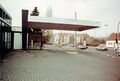 Ehemalige Tankstelle () im Bereich der , rechts im Bild , im Hintergrund die <a class="mw-selflink selflink">Billinganlage 2 / 8</a>, 1992