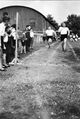 Fotos vom ehem. Sportplatz an der Karolinenstraße 148. Sportwart Dr. Leo Stahl (links). Im Hintergrund ist die Wellblech-Turnhalle zu sehen, ca. 1934