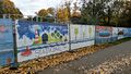 Kunst am Bauzaun der Kläranlage, Oktober 2025