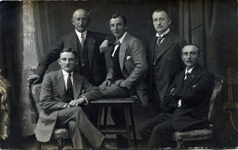 Datei:Männerrunde Fotograf Stöhr.jpg