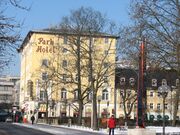 Parkhotel und Spiegelsäule.JPG