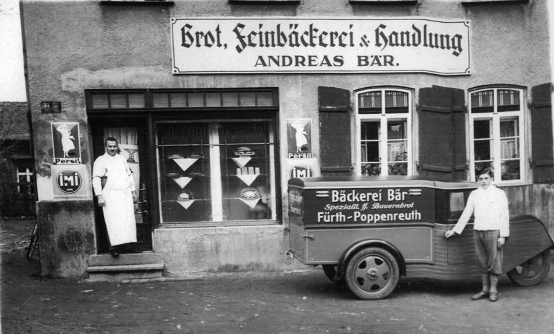 Datei:Andreas Bär an der Ladentür, ca. 1936.jpg