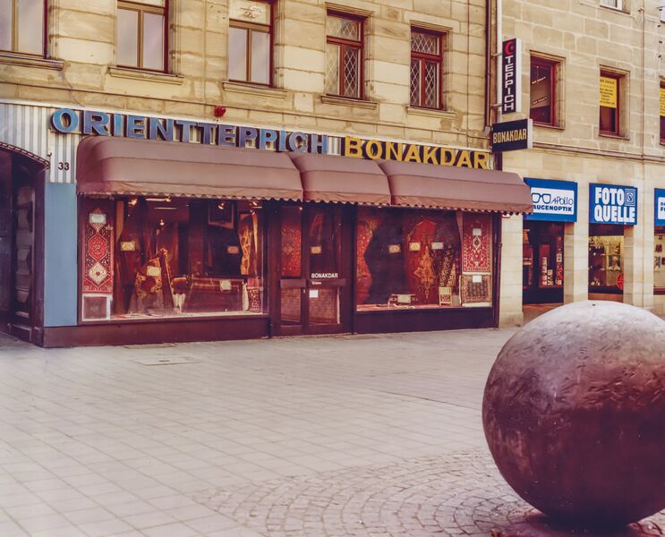 Datei:BONAKDAR 007 Schaufenster Kunstwerk.jpg