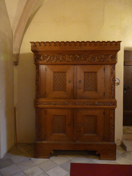 Datei:Paramentenschrank Poppenreuth.jpg