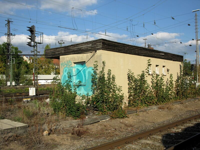 Datei:2015-09-21 Weichenstellbude 904 (01).jpg