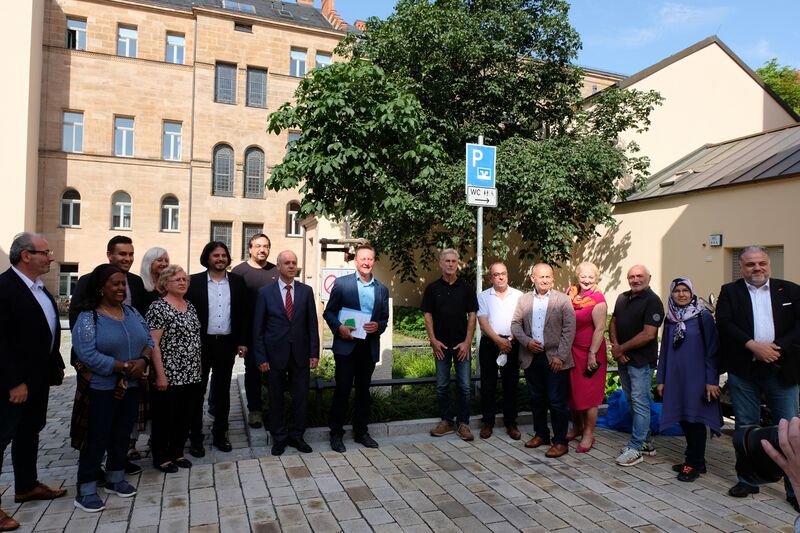 Datei:Denkmal Gastarbeiter Juli 2021 2.jpg