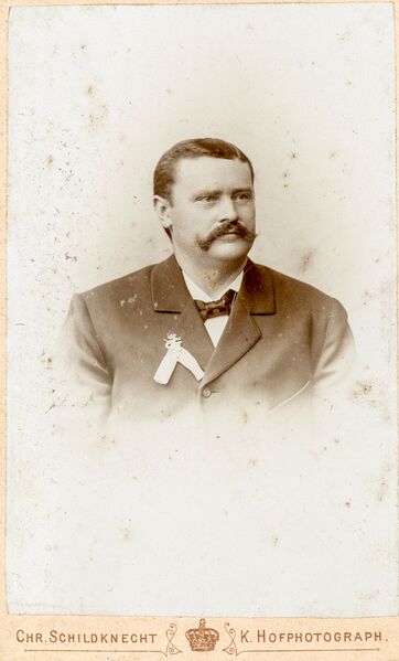 Datei:MiF Mann mit Schleife.jpg