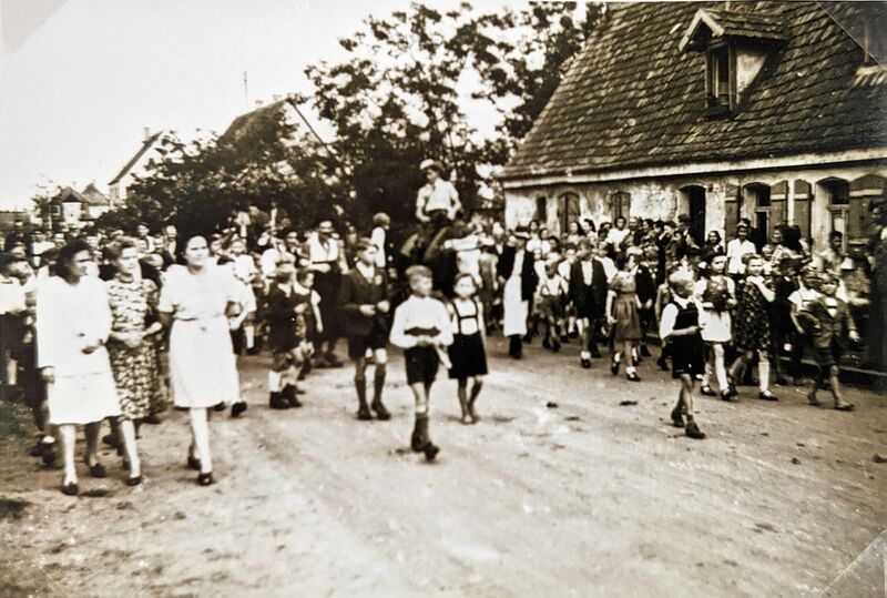 Datei:NL-FW 09 KP 785 Kärwaumzug.jpg