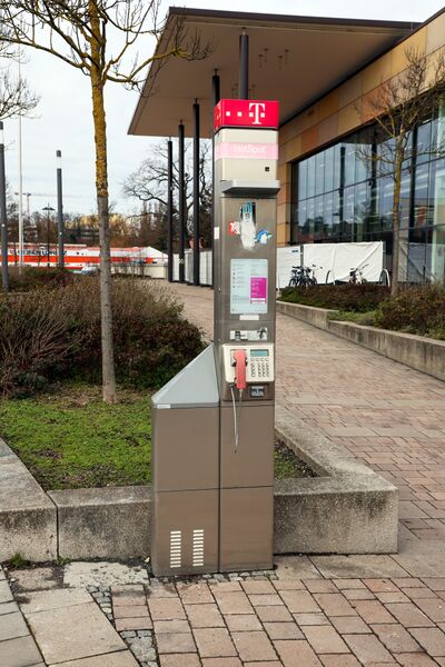 Datei:Telefonsäule Saturn Dez 2022.jpg