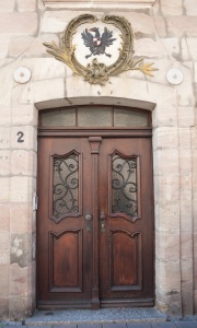 Fürth Alexanderstraße 2 Hauseingang mit Hohenzollernwappen 2011 09 10.jpg