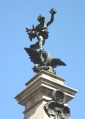 Auf dem Obelisk am <a class="mw-selflink selflink">Denkmal der Ludwigsbahn</a> ist der Genius mit dem Flügelrad zu sehen.