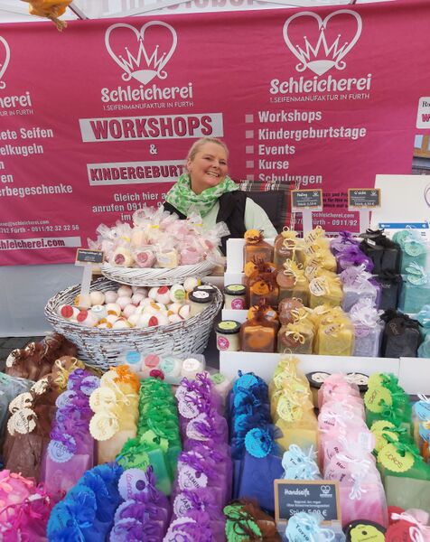 Datei:Schleicherei am Frühlingsmarkt.jpg